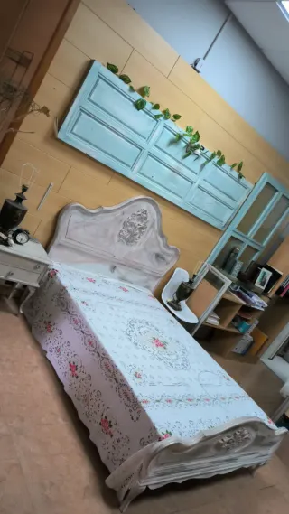 Cama restaurada con mesilla y cabecero