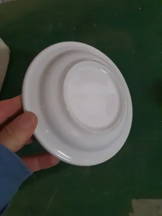 35 Platos de porcelana blancos para café