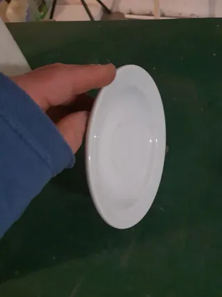 35 Platos de porcelana blancos para café