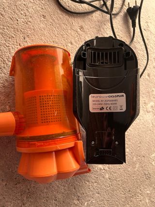 Aspiradora de mano naranja y negra