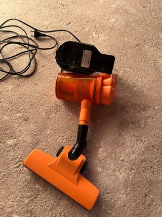 Aspiradora de mano naranja y negra