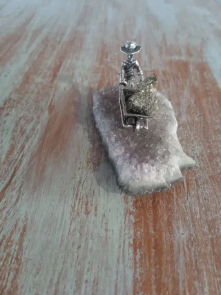 Amatista con minero y carrito llena de pirita