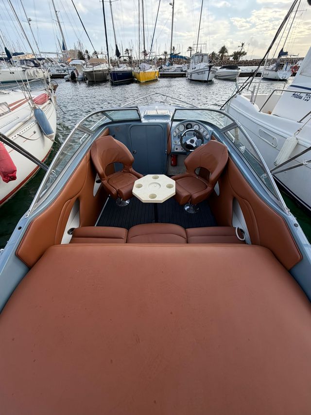 Lancha Hunton XRS 43 restaurada y con remolque.