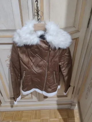 Giacca Zuiki donna marrone con pelliccia bianca