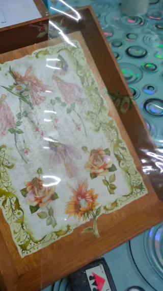 Vassoio in legno decorato con fate e fiori