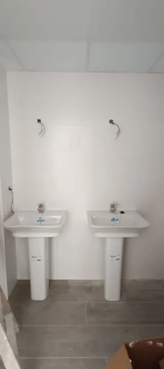 Lavabo con pedestal y grifería roca