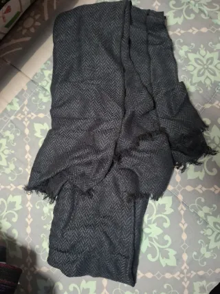 Bufanda gris con diseño de espiga