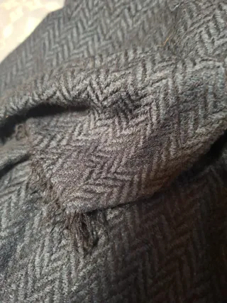 Bufanda gris con diseño de espiga