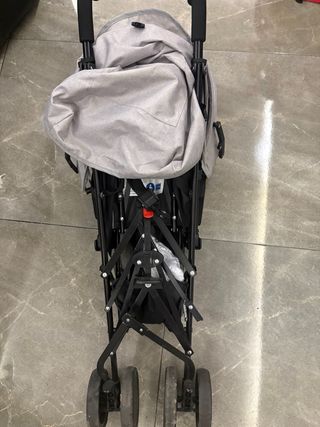 Carro de bebé tipo bastón gris