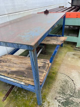 Mesa de trabajo metálica azul