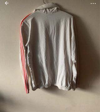 Chaqueta Adidas con rayas rojas