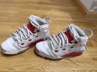 Zapatillas Jordan Blancas y Rojas Talla 39