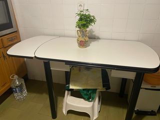 Mesa de cocina blanca y negra, extensible.