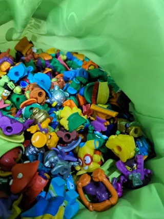 Lote 270 Figuras Superthings + 12 Coches