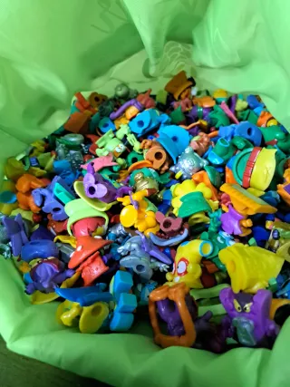 Lote 270 Figuras Superthings + 12 Coches