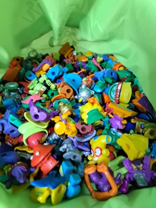 Lote 270 Figuras Superthings + 12 Coches