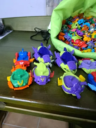 Lote 270 Figuras Superthings + 12 Coches