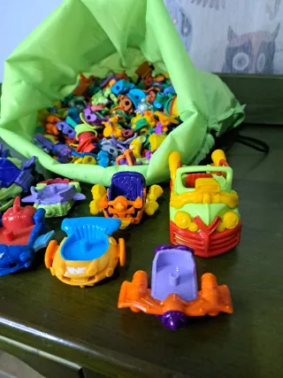 Lote 270 Figuras Superthings + 12 Coches