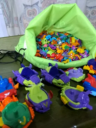 Lote 270 Figuras Superthings + 12 Coches