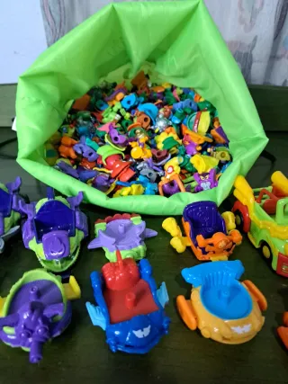 Lote 270 Figuras Superthings + 12 Coches
