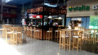 Mesas, sillas ludoteca. Taburetes, barricas bares