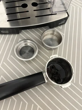 Cafetera Cecotec con espumador de leche