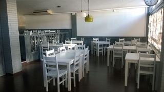 Mobiliario madera. Terrazas. Sillas mesas barricas