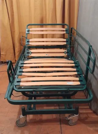 Cama articulada elevable en altura