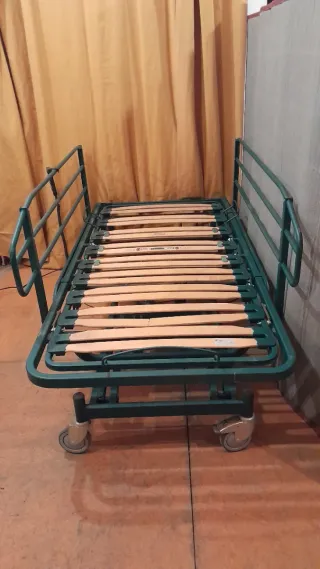 Cama articulada elevable en altura