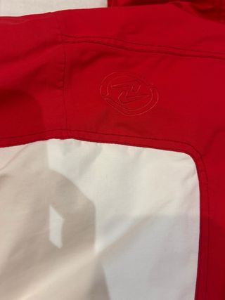 Chaqueta esquí impermeable roja y blanca