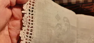 Pregiata tovaglietta in fiandra di lino ricamata