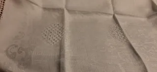 Pregiata tovaglietta in fiandra di lino ricamata