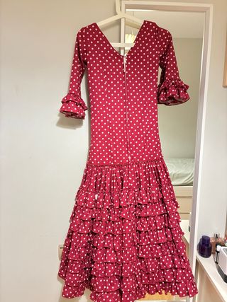 Traje de flamenca burdeos con lunares rosa pastel