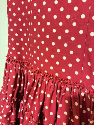 Traje de flamenca burdeos con lunares rosa pastel