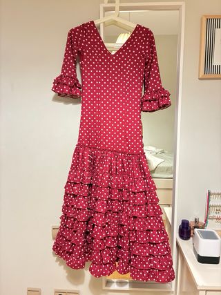 Traje de flamenca burdeos con lunares rosa pastel