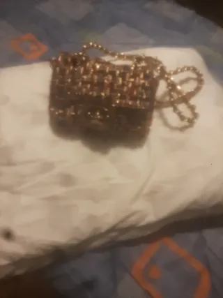 Bolso de mano dorado y multicolor