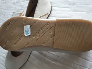 Zapatos Gioseppo blancos con flores