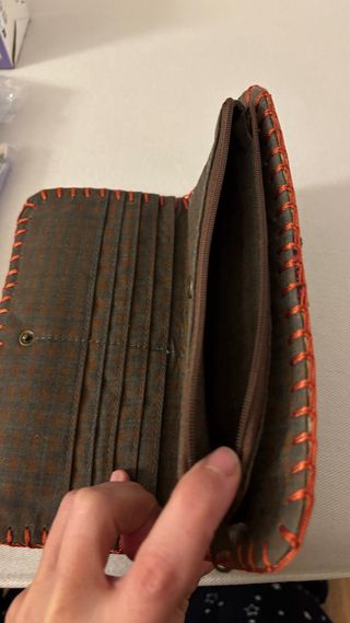 Cartera beige con detalles étnicos