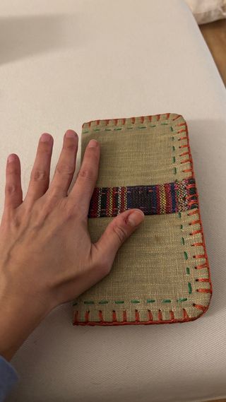 Cartera beige con detalles étnicos