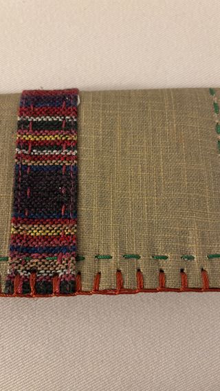 Cartera beige con detalles étnicos