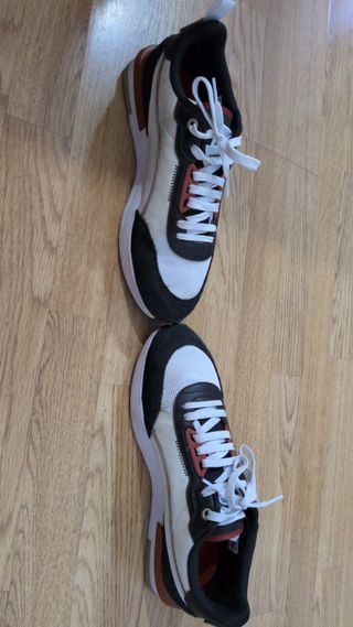 Zapatillas Puma R22 Negras y Blancas