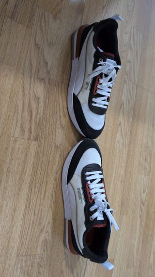 Zapatillas Puma R22 Negras y Blancas