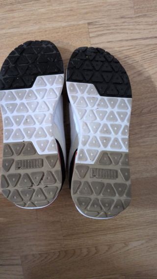 Zapatillas Puma R22 Negras y Blancas