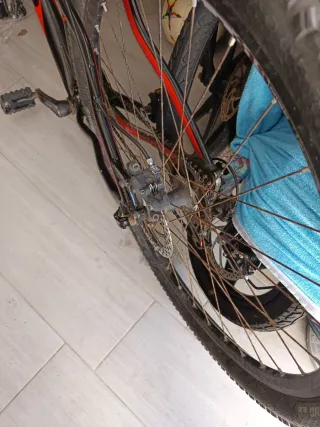 Bicicleta de Montaña Negra y Roja