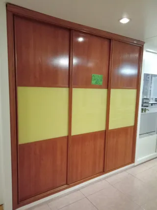 Armario de madera y cristal