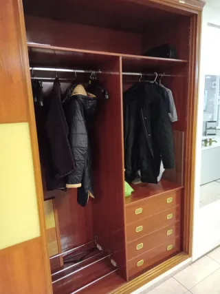 Armario de madera y cristal