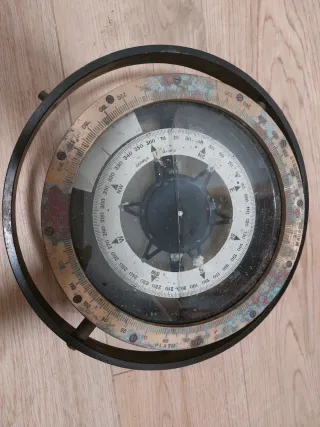 Bitácora de latón con rosa de los vientos