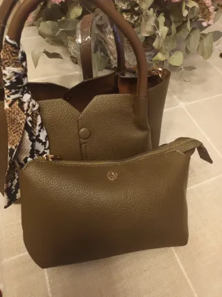 Bolso verde oliva con pañuelo estampado