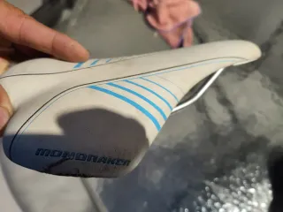 Sillín de Bici MONDKRAKEN Blanco/Azul