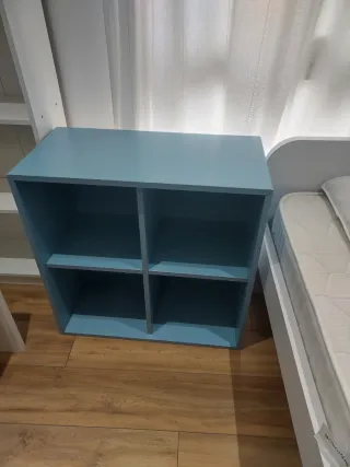 Estantería azul de madera